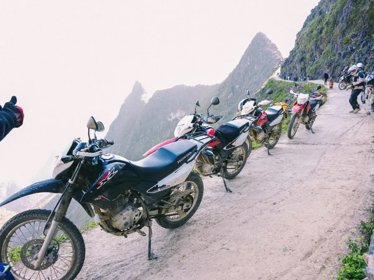 Vehicle inspection is one of the factors you need to pay attention to when choosing the right motorbike for the Ha Giang Loop