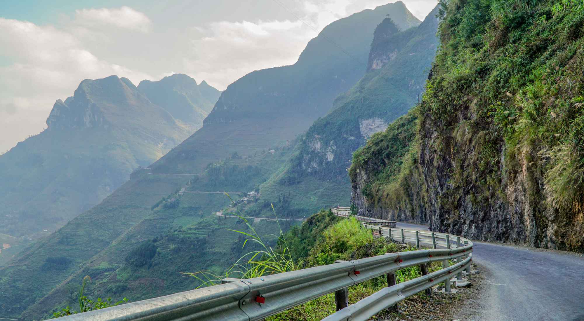 Conquering Ma Pi Leng Pass: The Peak of Natural Beauty