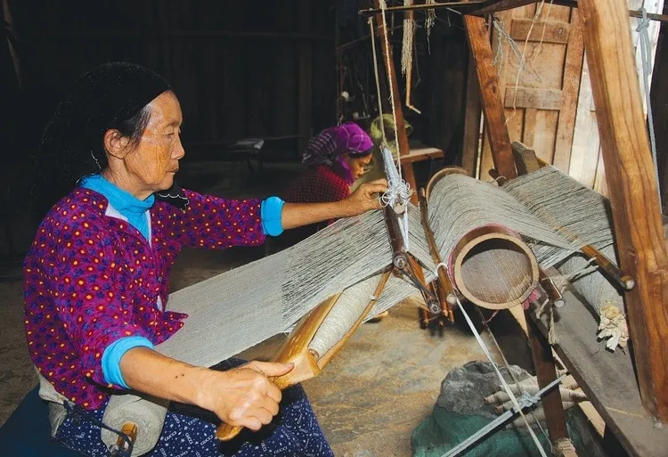 Explore Lung Tam Linen Weaving Village in Ha Giang