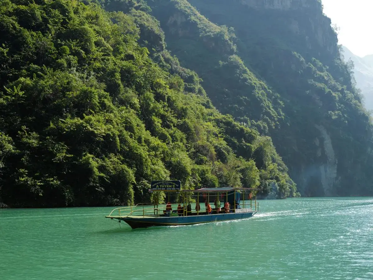 Sit on a boat to admire the Nho Que River in Ha Giang