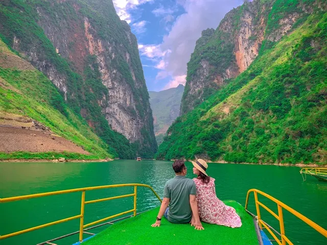 Ha Giang Loop itinerary - Sitting boat on Nho Que River