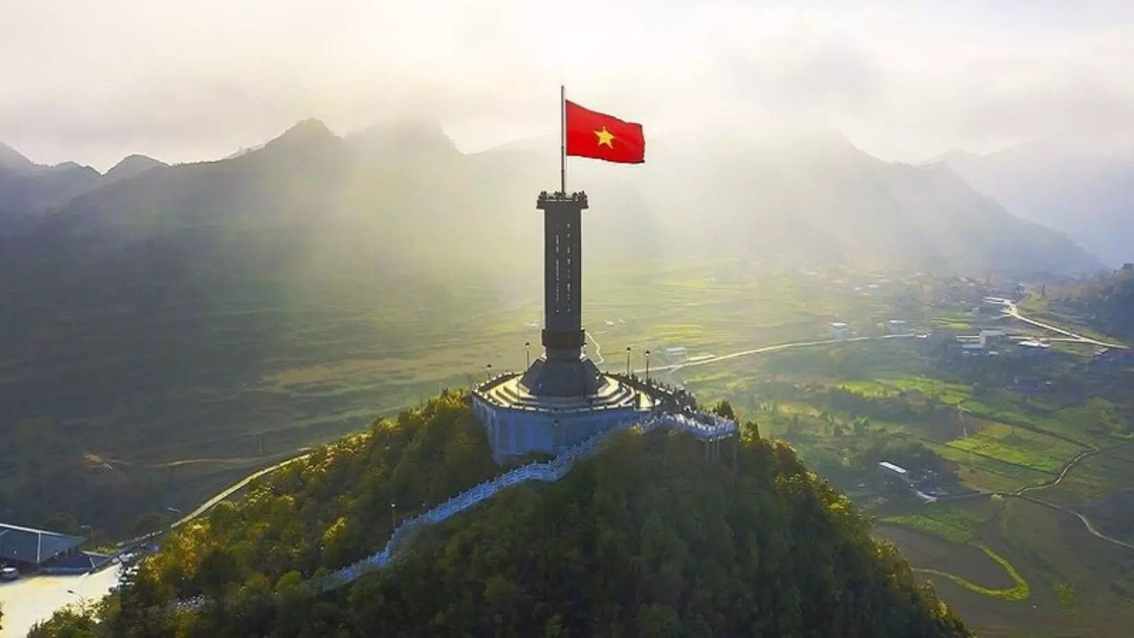 Cột cờ Lũng Cú Hà Giang tọa lạc trên đỉnh núi Rồng, nơi có độ cao khoảng 1.470 mét so với mực nước biển