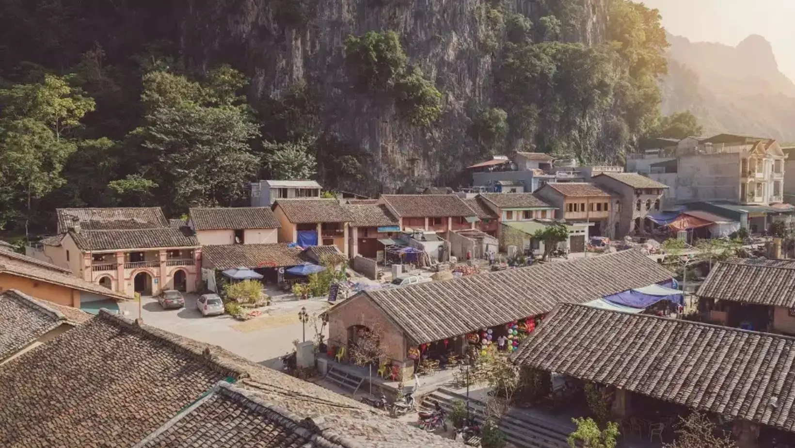 Phố cổ Đồng Văn cách cột cờ Lũng Cú Hà Giang khoảng 20km