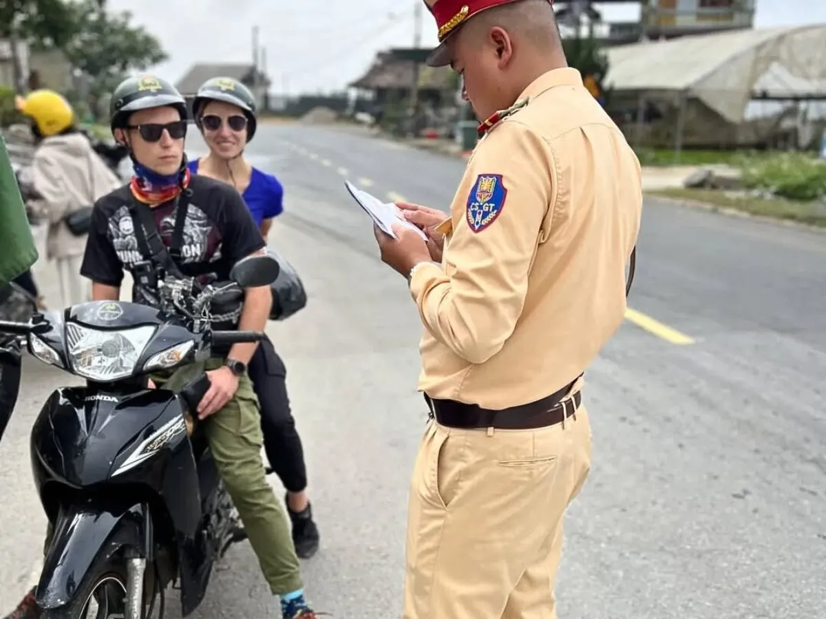 If you are stopped by Ha Giang Loop police, the first and most important thing is to keep calm and avoid panic.