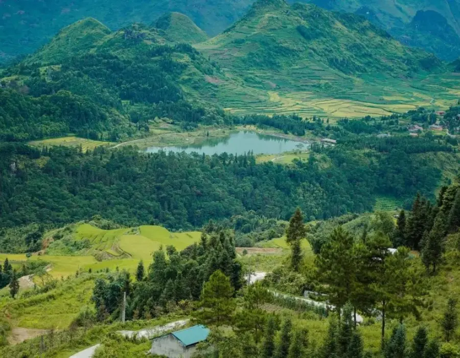 Dãy núi đá vôi trập trùng