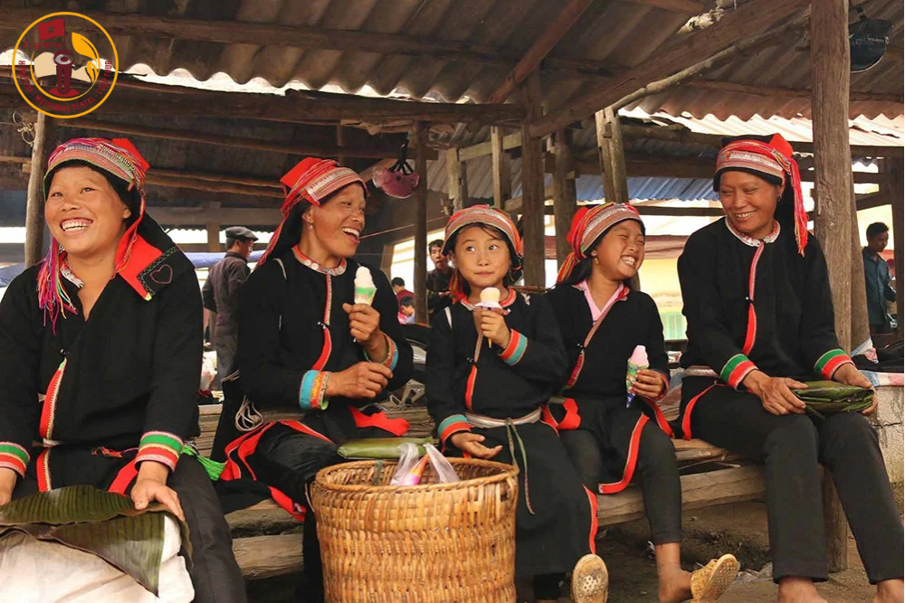 Chợ phiên Đồng Văn không chỉ đơn thuần là một phiên chợ, mà còn là một bức tranh sinh động về văn hóa, con người