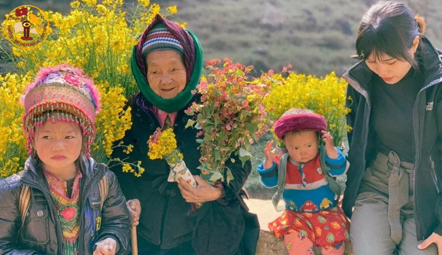 Du khách chụp ảnh lưu giữ kỉ niệm khi đến Hà Giang