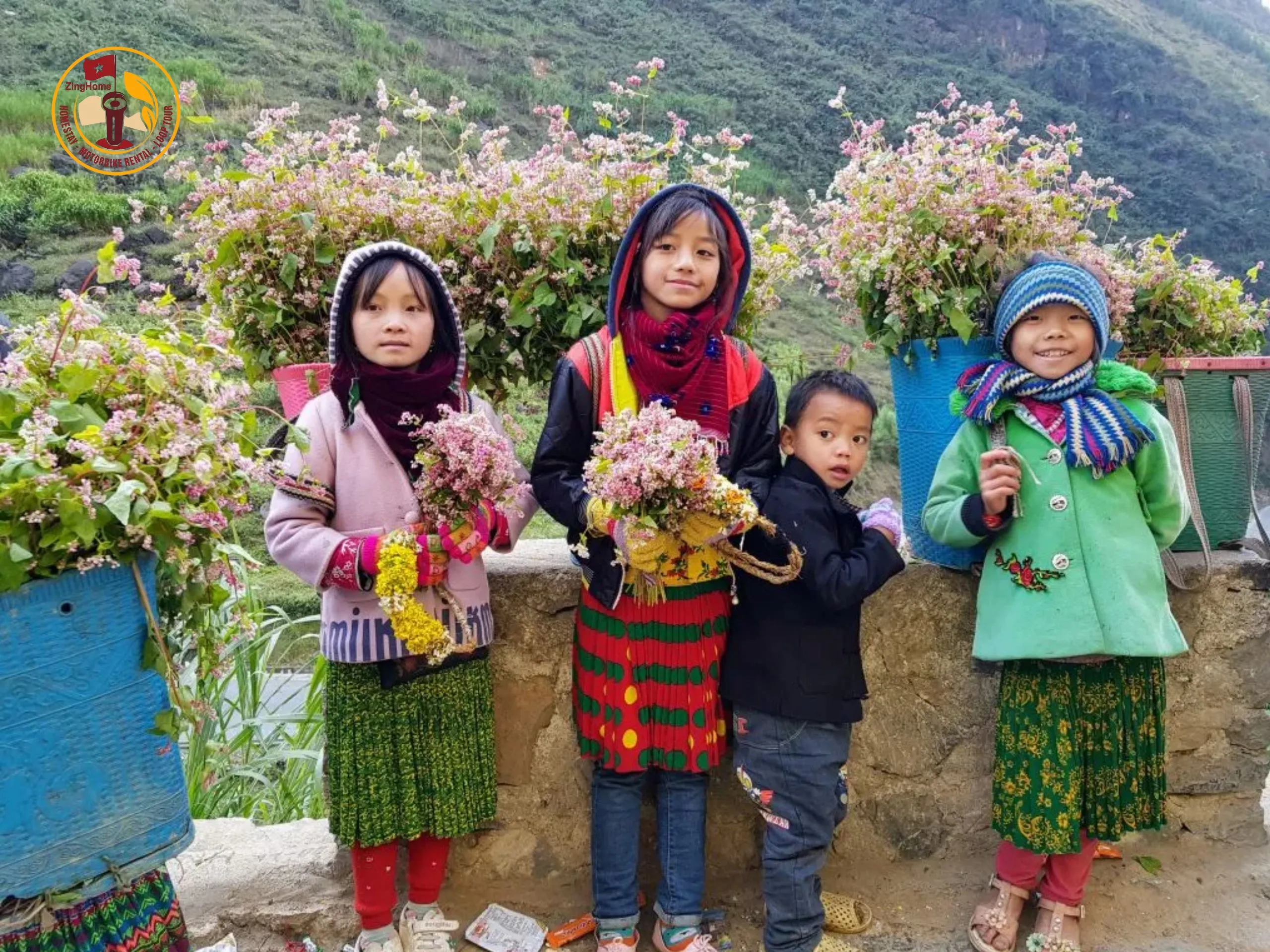 Quần áo màu sắc rực rỡ phù hợp với phong tục tập quán