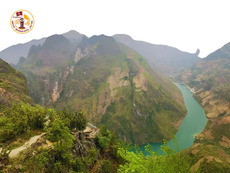 Dòng Sông Nho Quế dưới chân đỉnh Mã Pì Lèng
