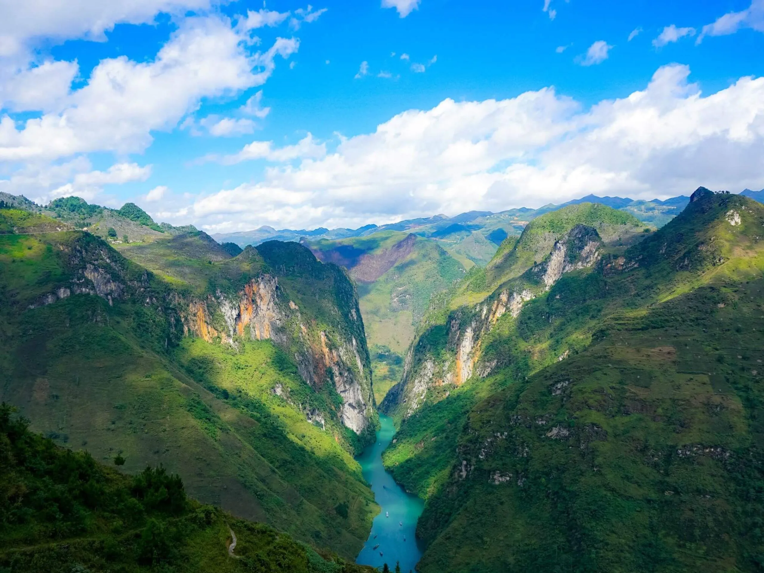 Tour Sông Nho Quế không chỉ là chuyến đi ngắm cảnh mà còn là cơ hội để bạn hòa mình vào vẻ đẹp nguyên sơ của núi rừng