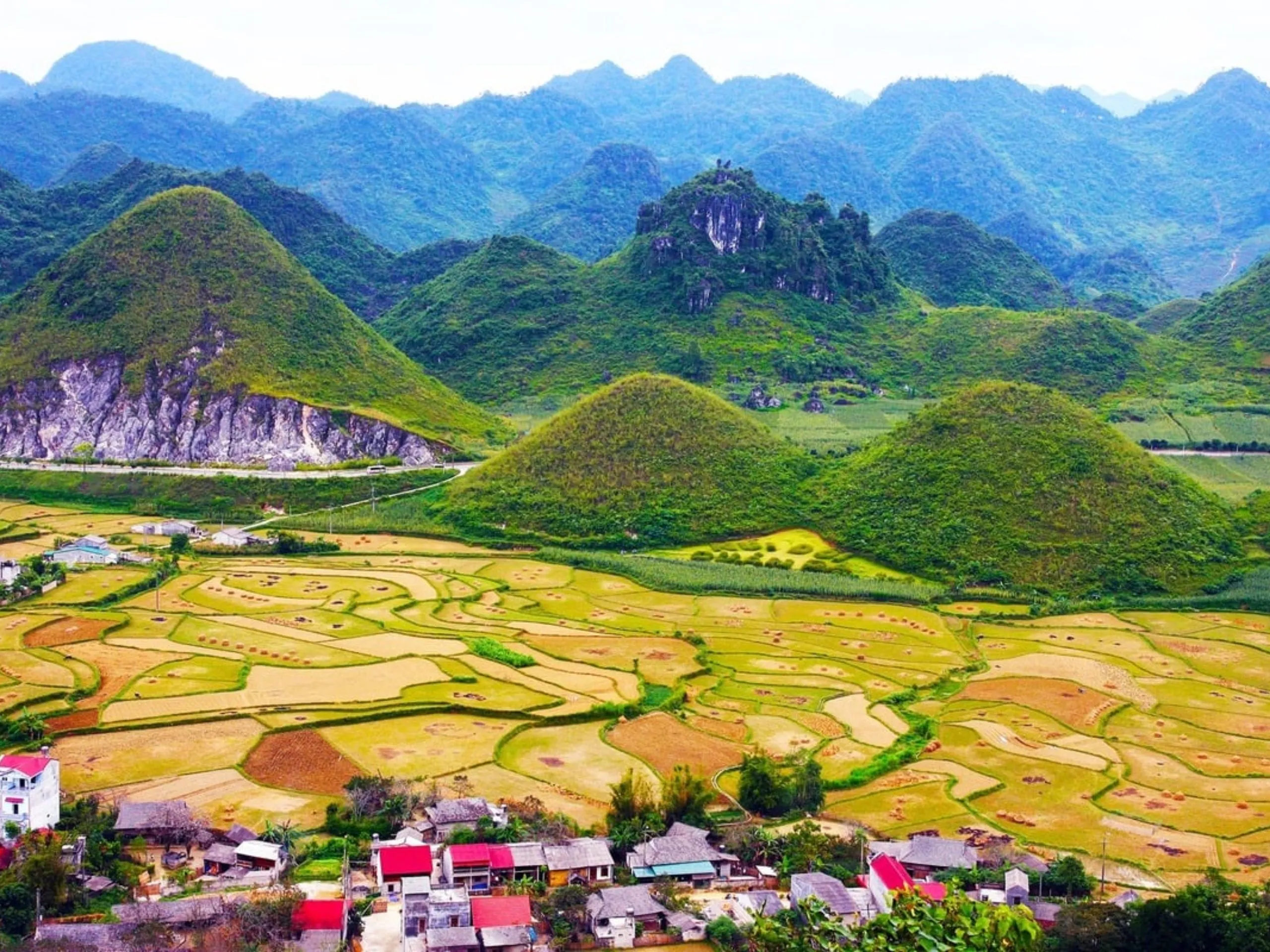 Cổng-Trời-và-Núi-Đôi-Cô-Tiên