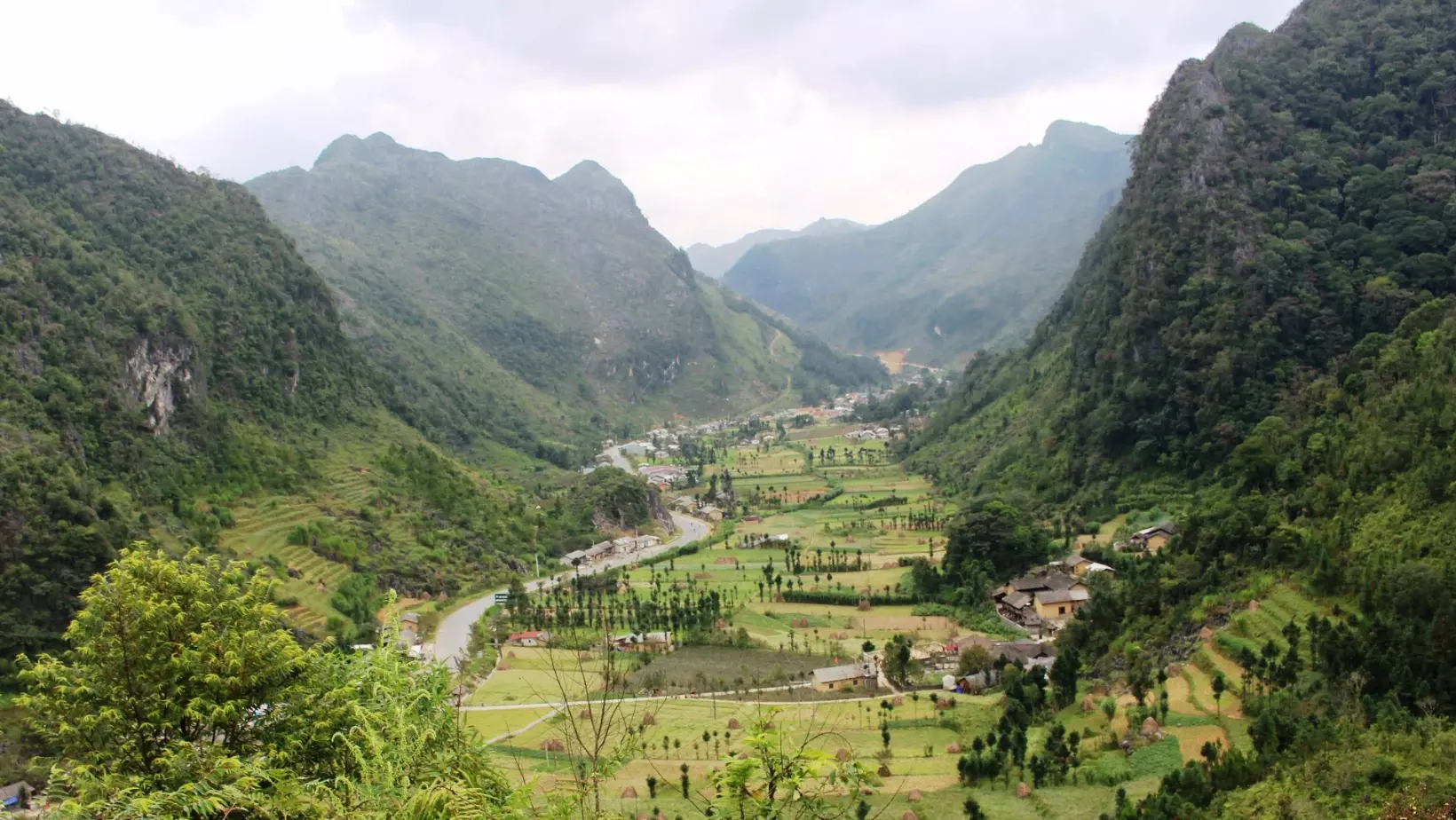 Thời tiết Hà Giang tháng 7 khiến thung lũng Sủng Là khoác lên mình vẻ đẹp như một bức tranh thủy mặc