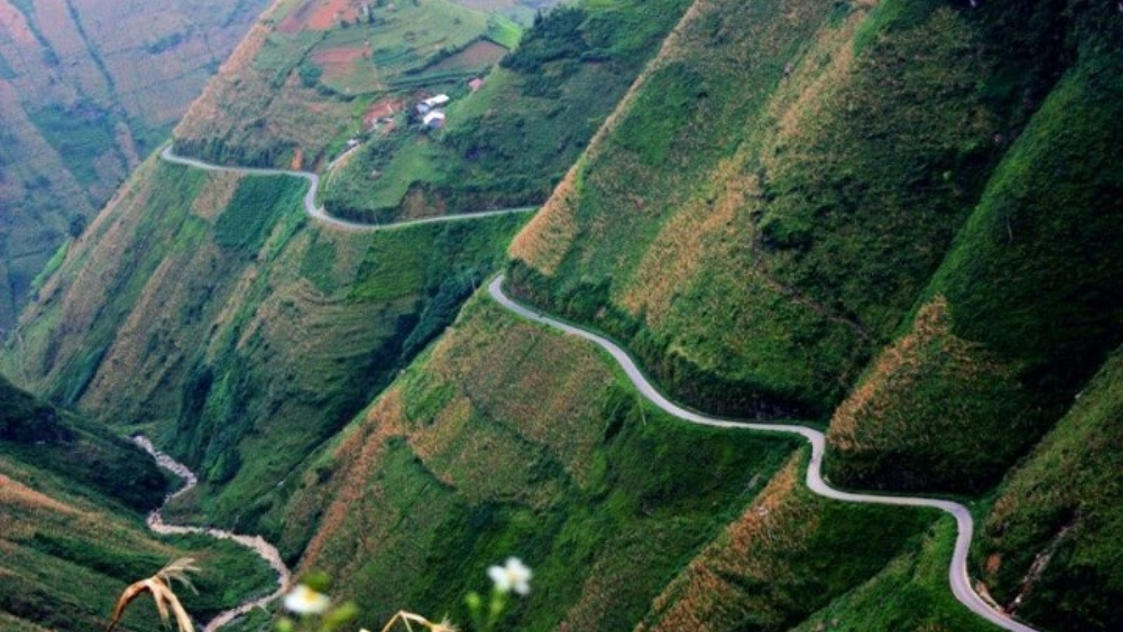 Con đường Hạnh Phúc uốn lượn giữa núi đá tai mèo, nối liền thành phố Hà Giang với cao nguyên đá Đồng Văn – biểu tượng của ý chí và khát vọng chinh phục.