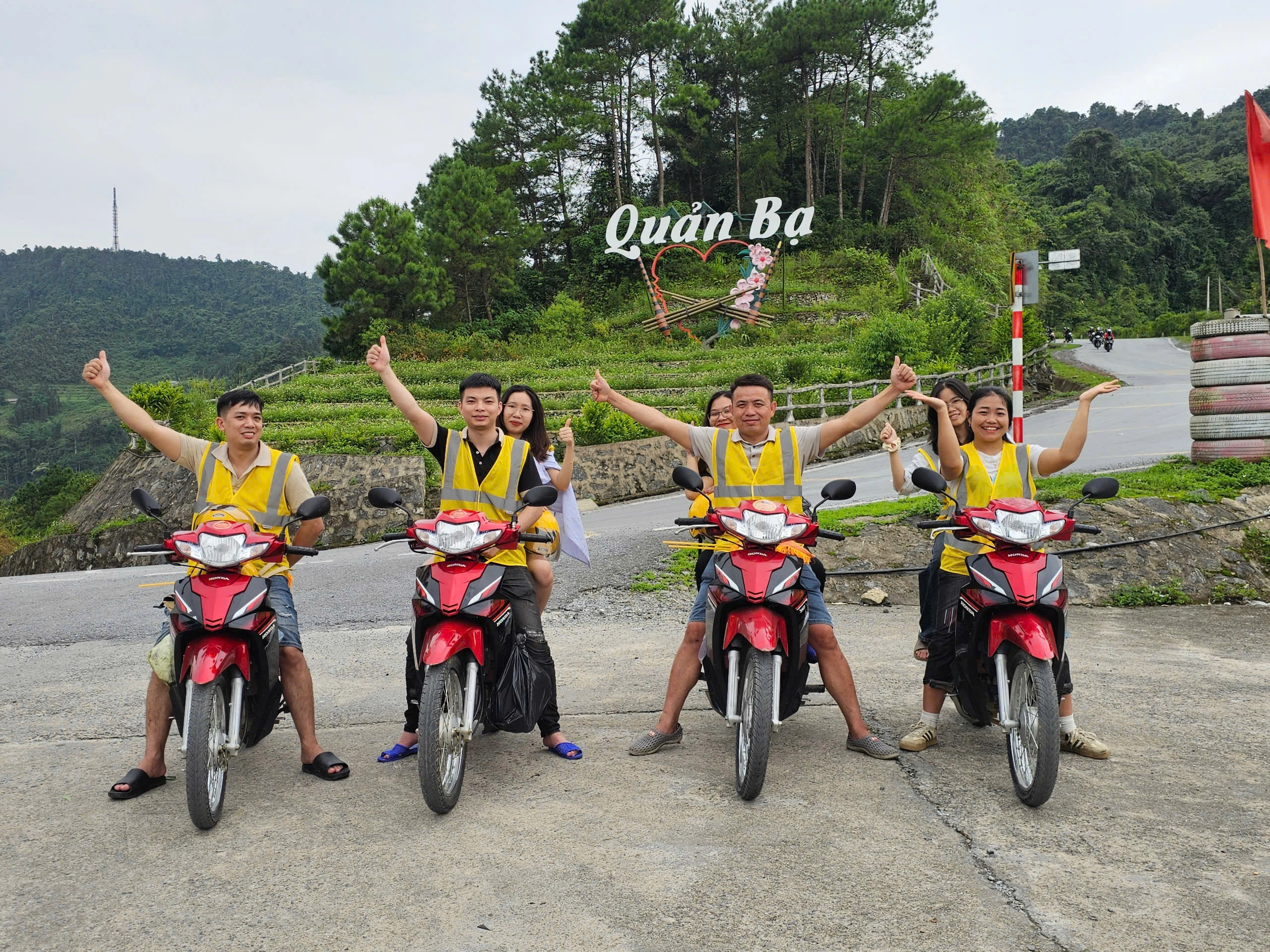 Cổng Trời Quản Bạ, với độ cao 1500 m trên mực nước biển, mang đến một cái nhìn tổng quan về cả một vùng đất bên dưới