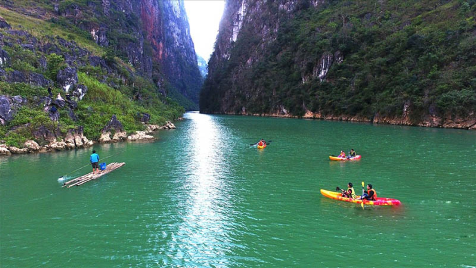 Dòng sông Nho Quế Mèo Vạc uốn lượn giữa các vách đá cao chót vót tạo nên một không gian thiên nhiên kỳ vĩ