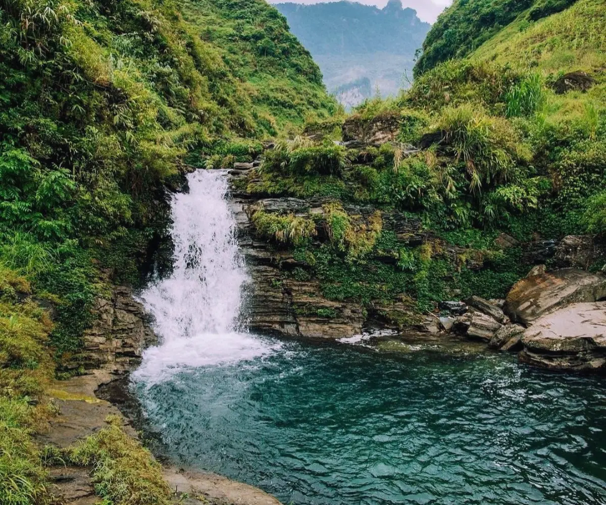 Thác Du Già nằm ẩn mình giữa núi rừng hoang sơ của huyện Yên Minh, Hà Giang
