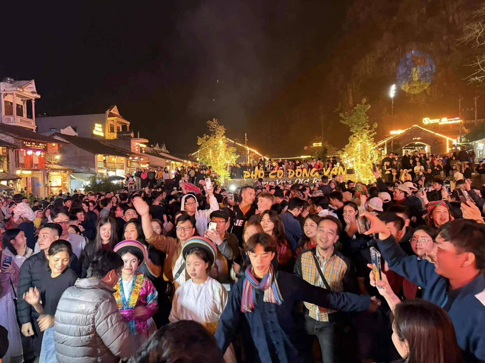 Kết thúc ngày đầu tiên của chương trình 2 ngày 1 đêm ở Hà Giang, bạn sẽ nghỉ ngơi và dùng bữa tối tại phố cổ Đồng Văn.