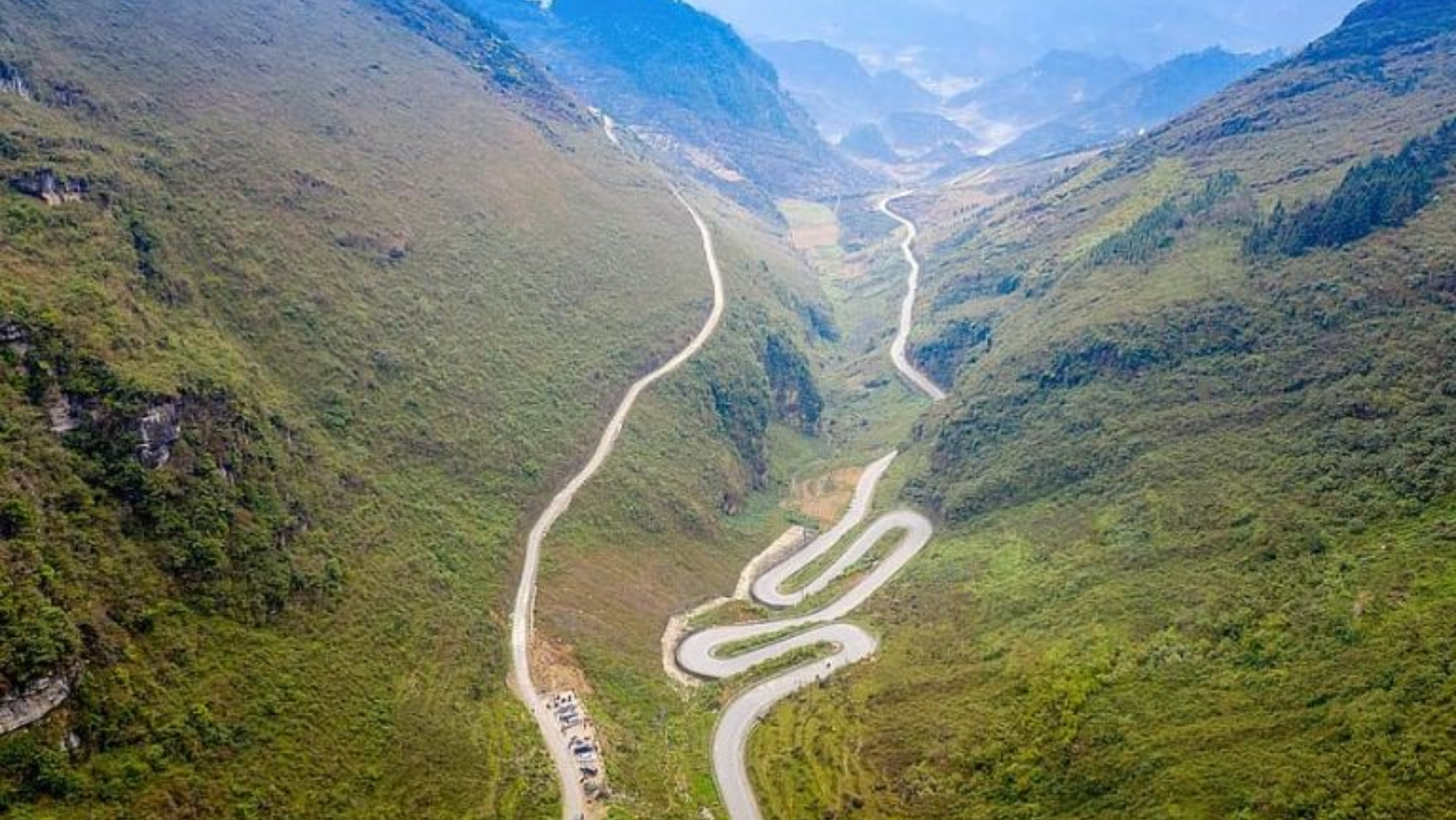 The iconic S-shaped curve of Tham Ma Slope – a must-visit photo spot for backpackers and travel lovers