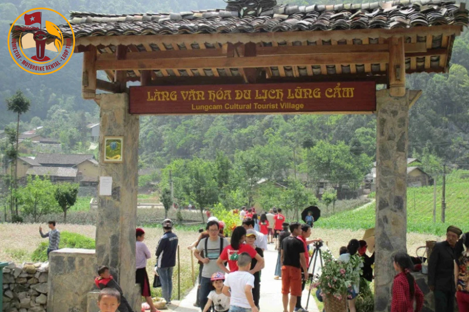 Lũng Cẩm là một tấm postcard nhàu nhẹ, cũ kỹ nhưng chưa từng rách