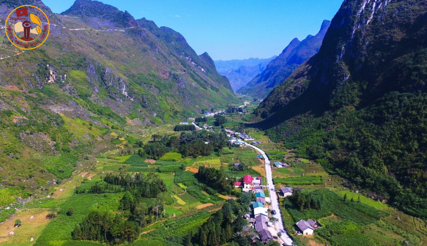 Nằm giữa những dãy núi đá vôi hùng vĩ là một bức tranh thiên nhiên tuyệt đẹp