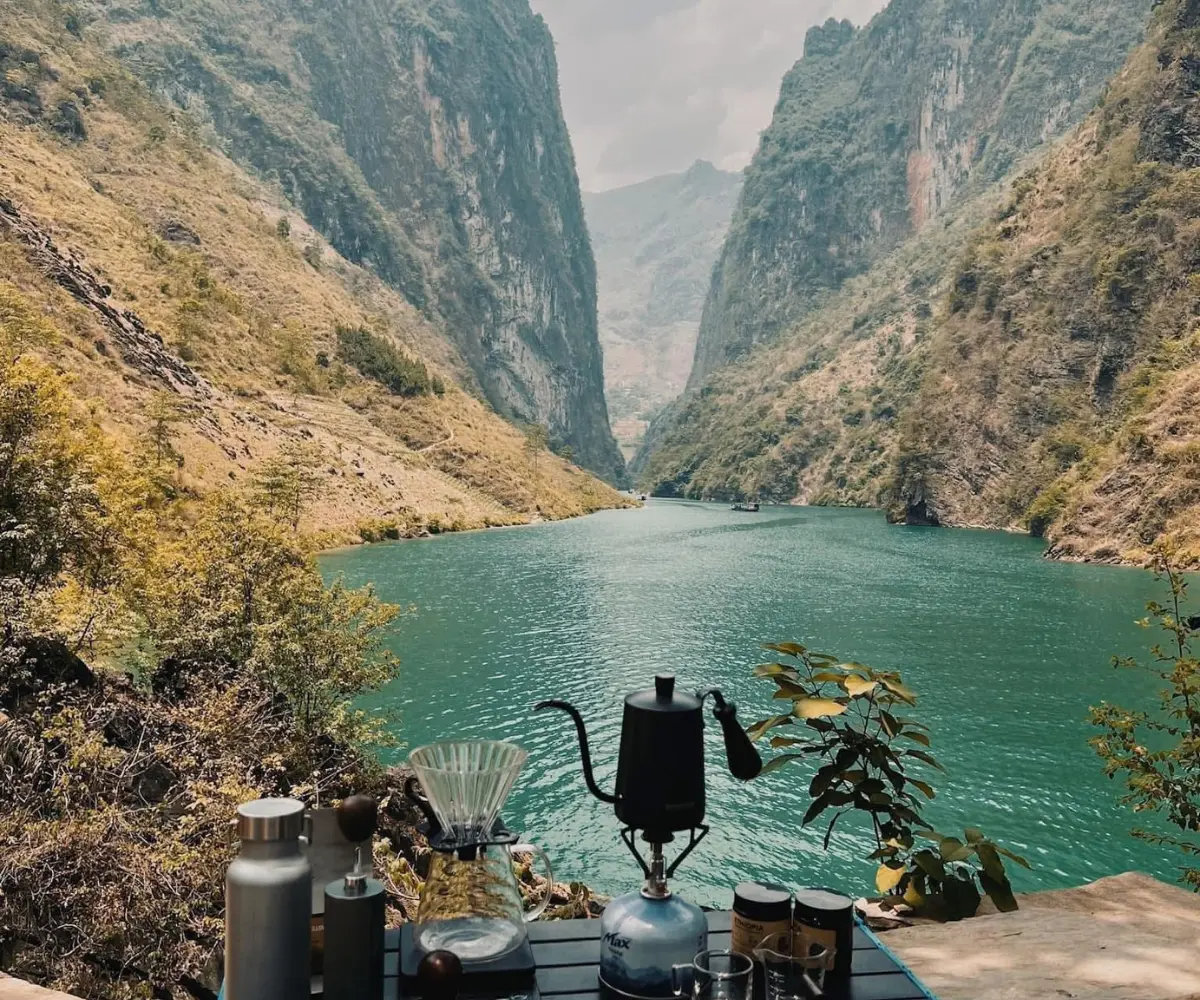 The Nho Quế River flows through the Tu Sản Canyon