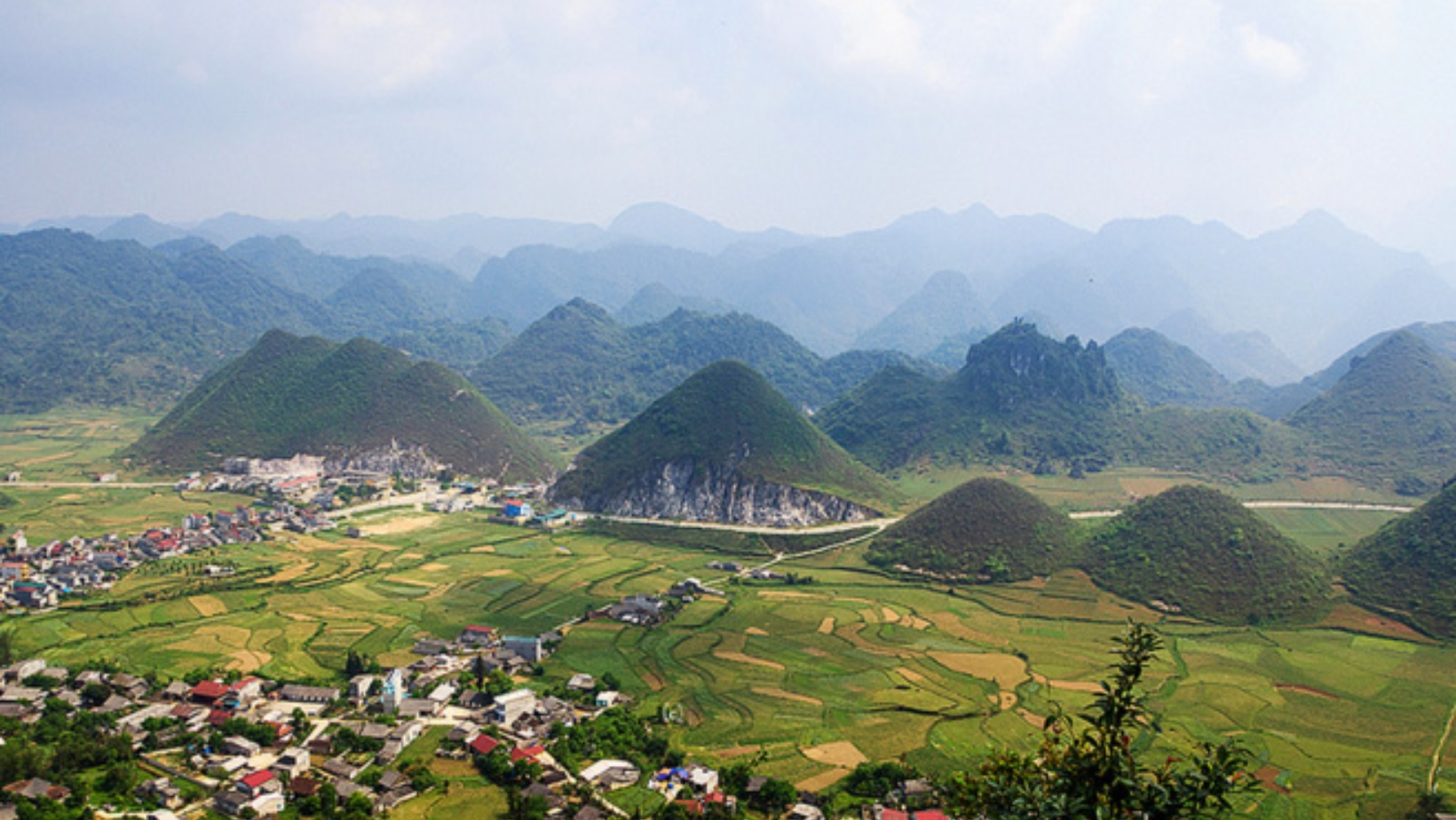 Núi đôi Quản Bạ Hà Giang là một trong những thắng cảnh nổi tiếng tại tỉnh Hà Giang