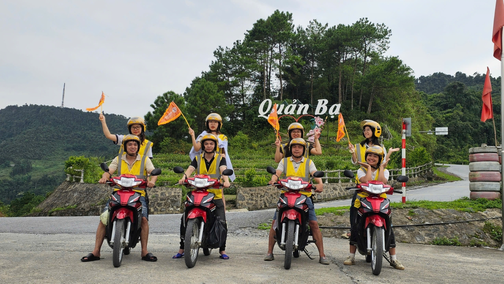 Thuê xe máy để thuận tiện cho việc khám phá vẻ đẹp núi đôi Quản Bạ Hà Giang