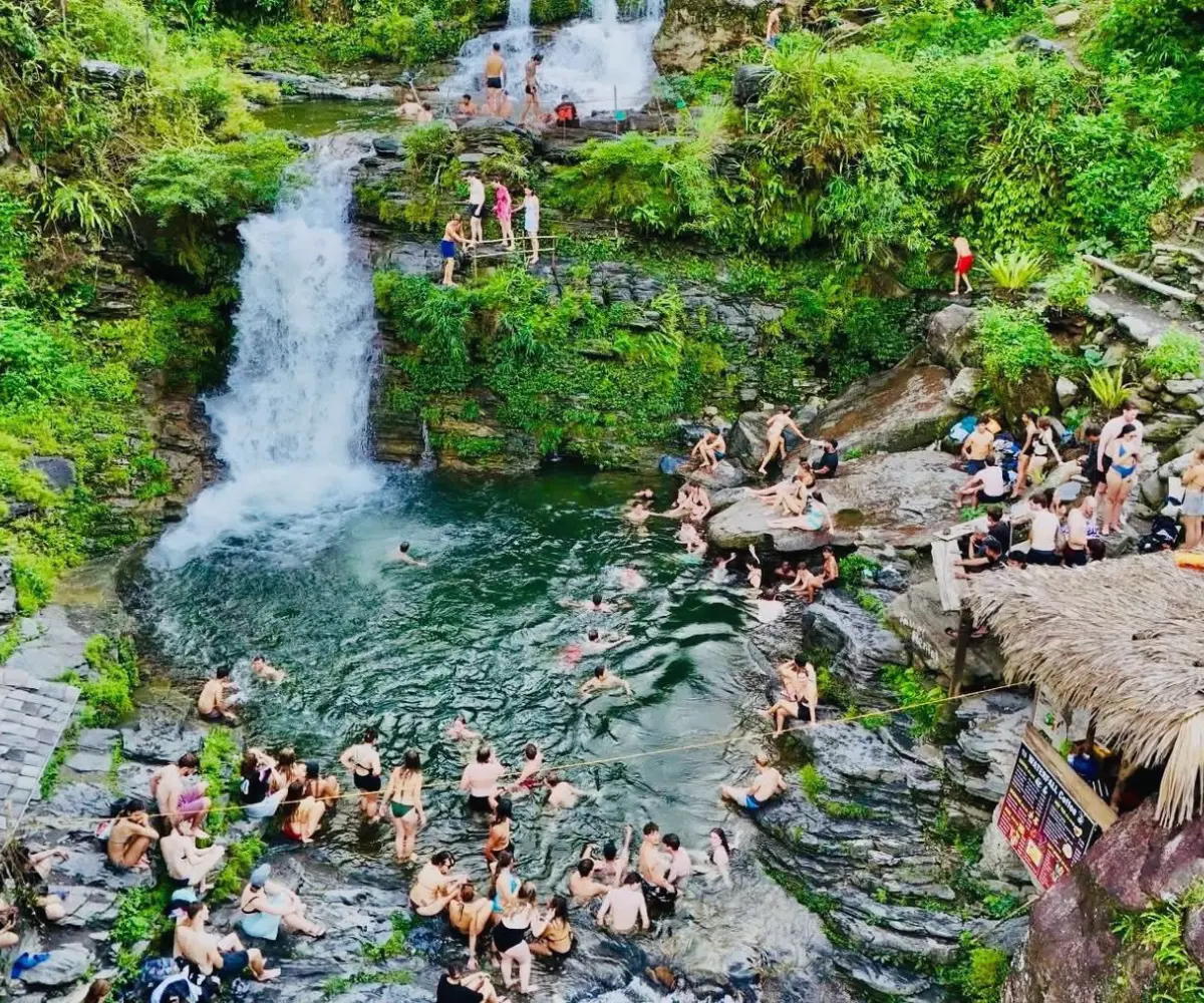 Toàn cảnh thác Du Già tại Yên Minh, Hà Giang với dòng nước xanh trong uốn lượn giữa núi rừng nguyên sơ.