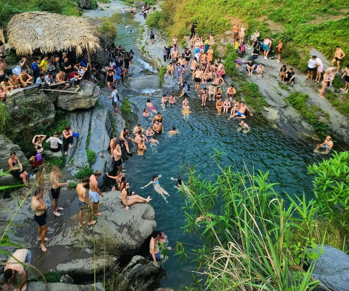 Thác Du Già Hà Giang với làn nước trong xanh