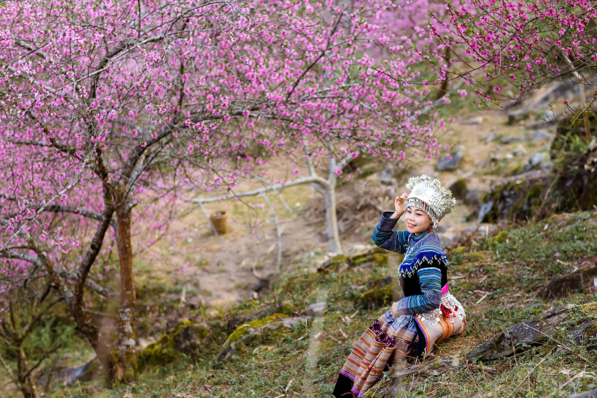 January to March, Ideal for seeing peach and plum blossoms, with temperatures around 17-19°C. The air is clear, perfect for trekking.