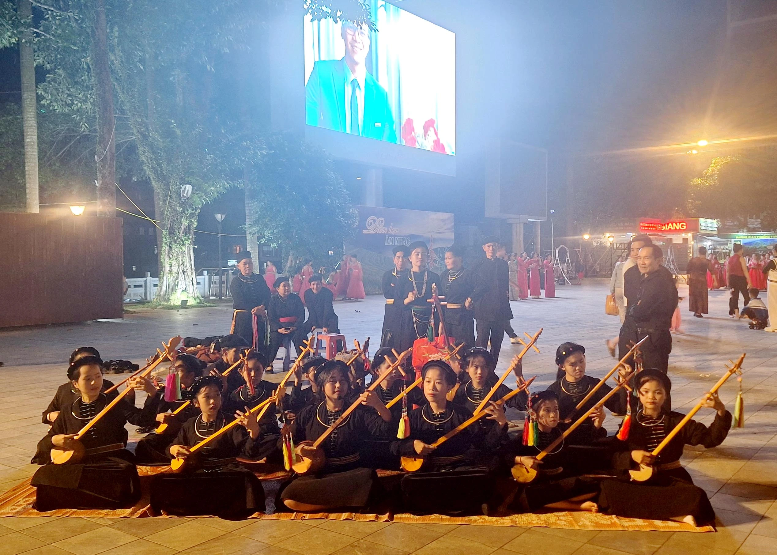 Km0 Hà Giang thường diễn ra nhiều hoạt động văn hóa, ca múa nhạc dân tộc, chợ phiên.