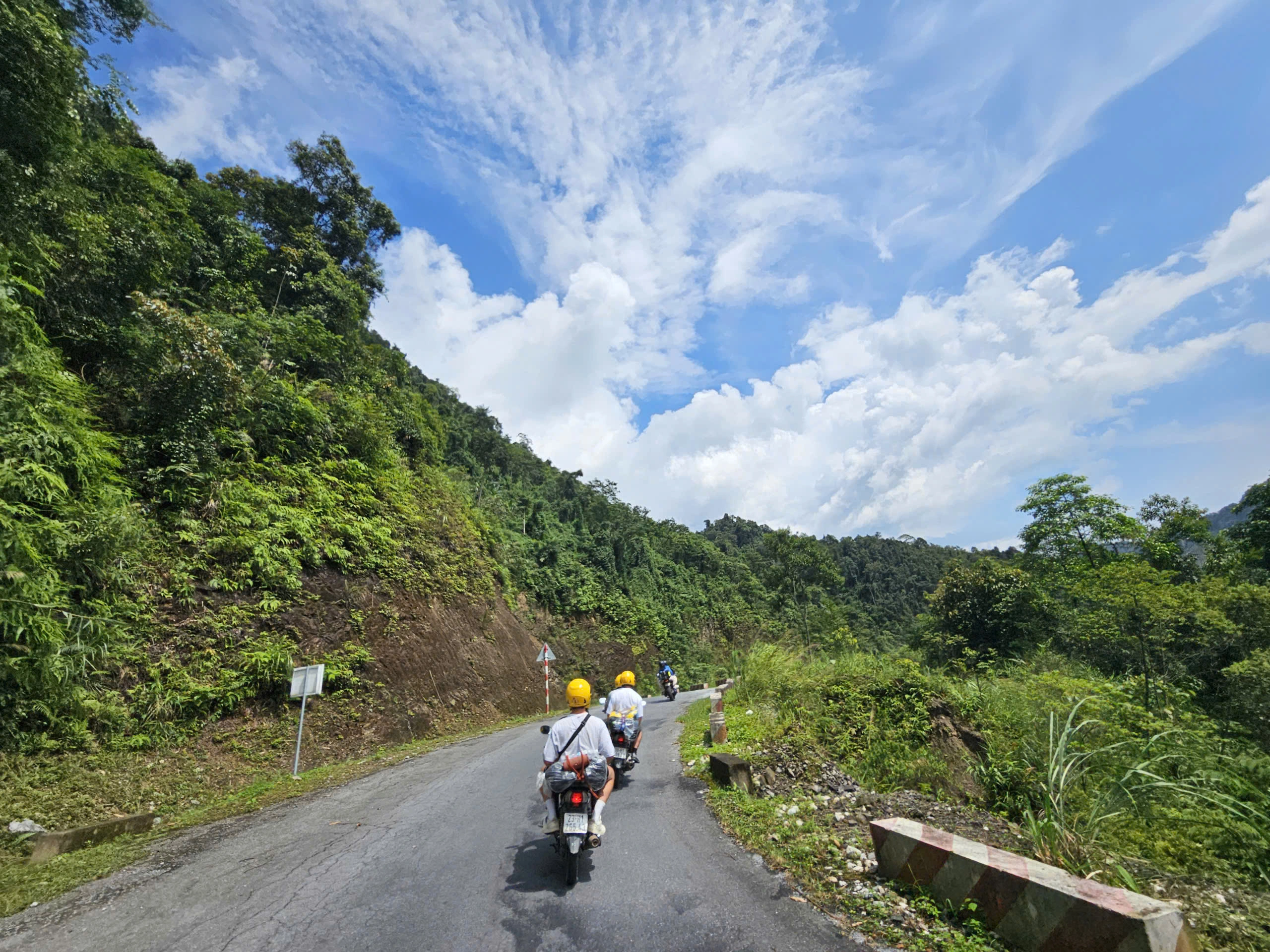 Scenic drives and treks in Ha Giang in November are a highlight for many travelers