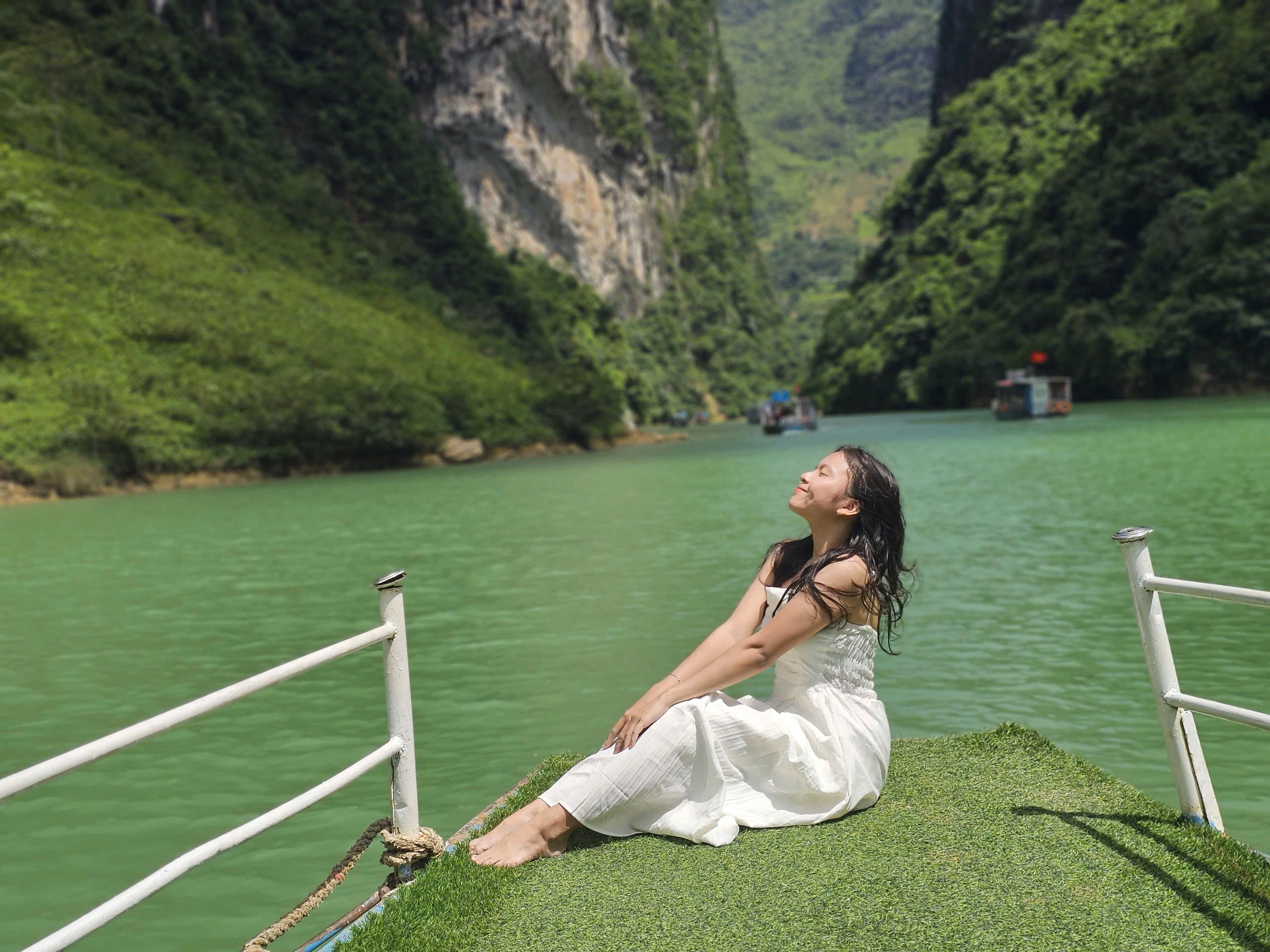 Di chuyển qua Mã Pì Lèng, chiêm ngưỡng cảnh núi non hùng vĩ và trải nghiệm thuyền trên sông Nho Quế