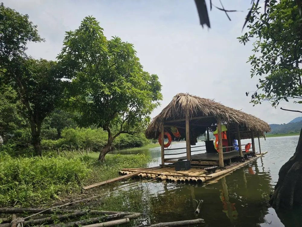 Đi thuyền trên mặt hồ Noong