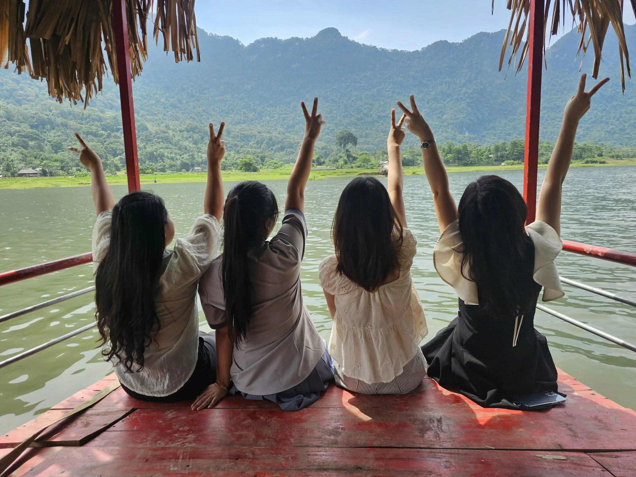 Hồ Noong không chỉ là điểm đến để ngắm cảnh, mà còn mang đến cho du khách những trải nghiệm văn hóa và cảm giác yên bình hiếm có