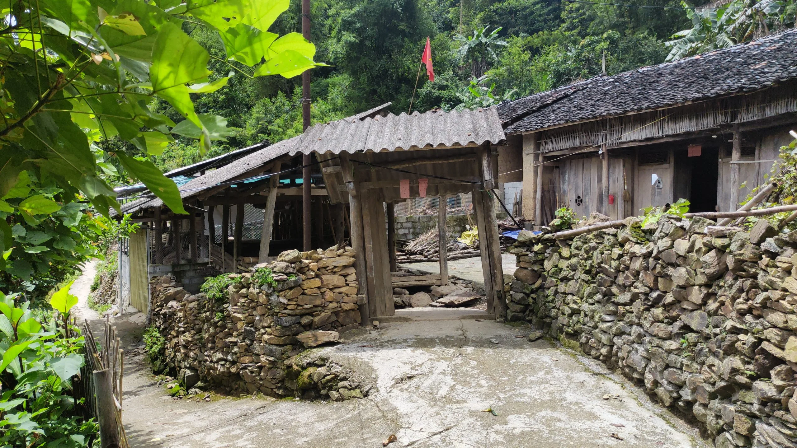 Khám phá Tour tam giác mạch Hà Giang, du khách không chỉ được chiêm ngưỡng vẻ đẹp tự nhiên mà còn có cơ hội tìm hiểu kiến trúc nhà ở của các dân tộc vùng cao