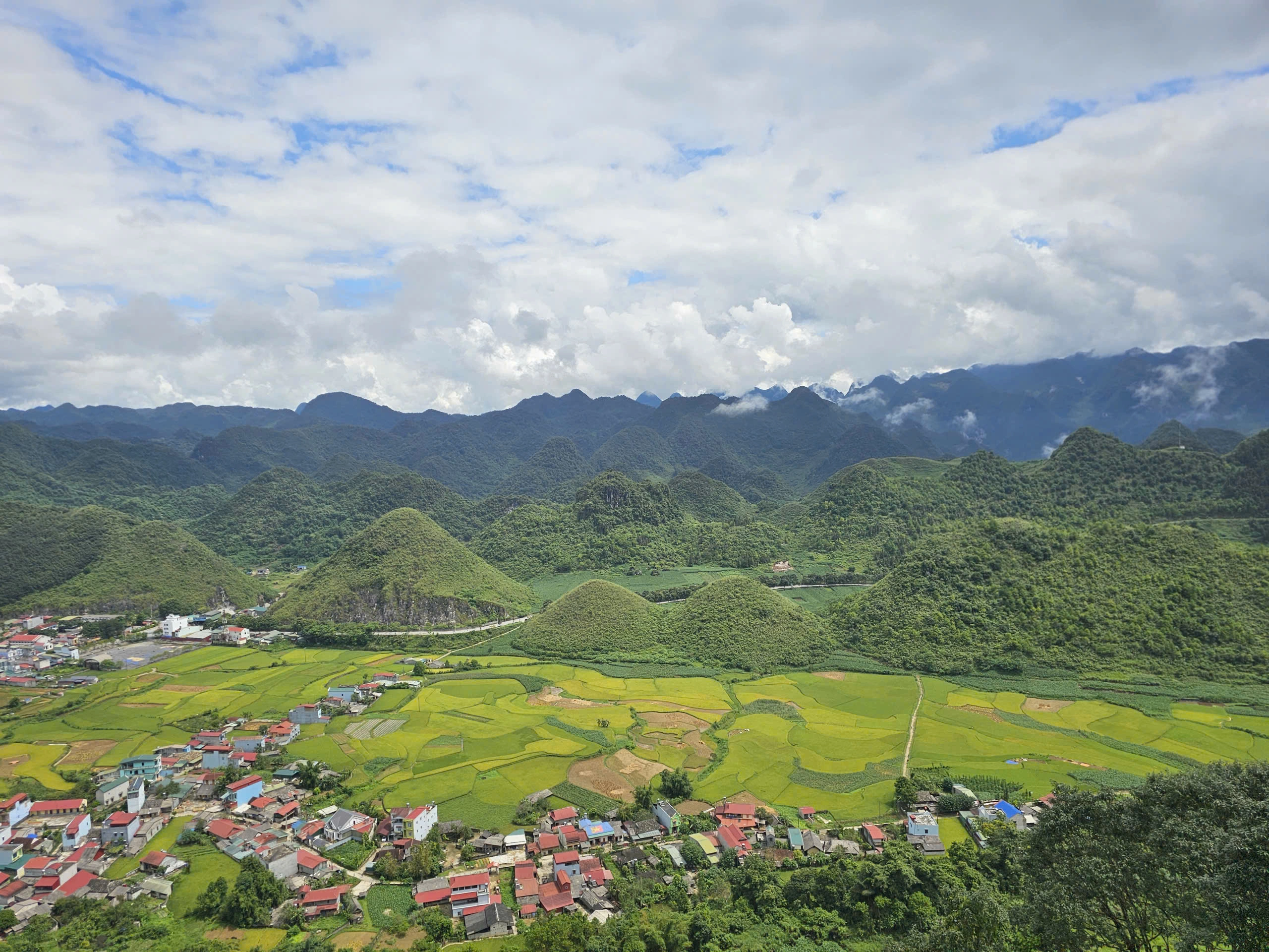 Khởi hành từ Hà Giang, đi qua Quản Bạ. Dừng chân tham quan cổng trời Quản Bạ và chiêm ngưỡng núi đôi Cô Tiên