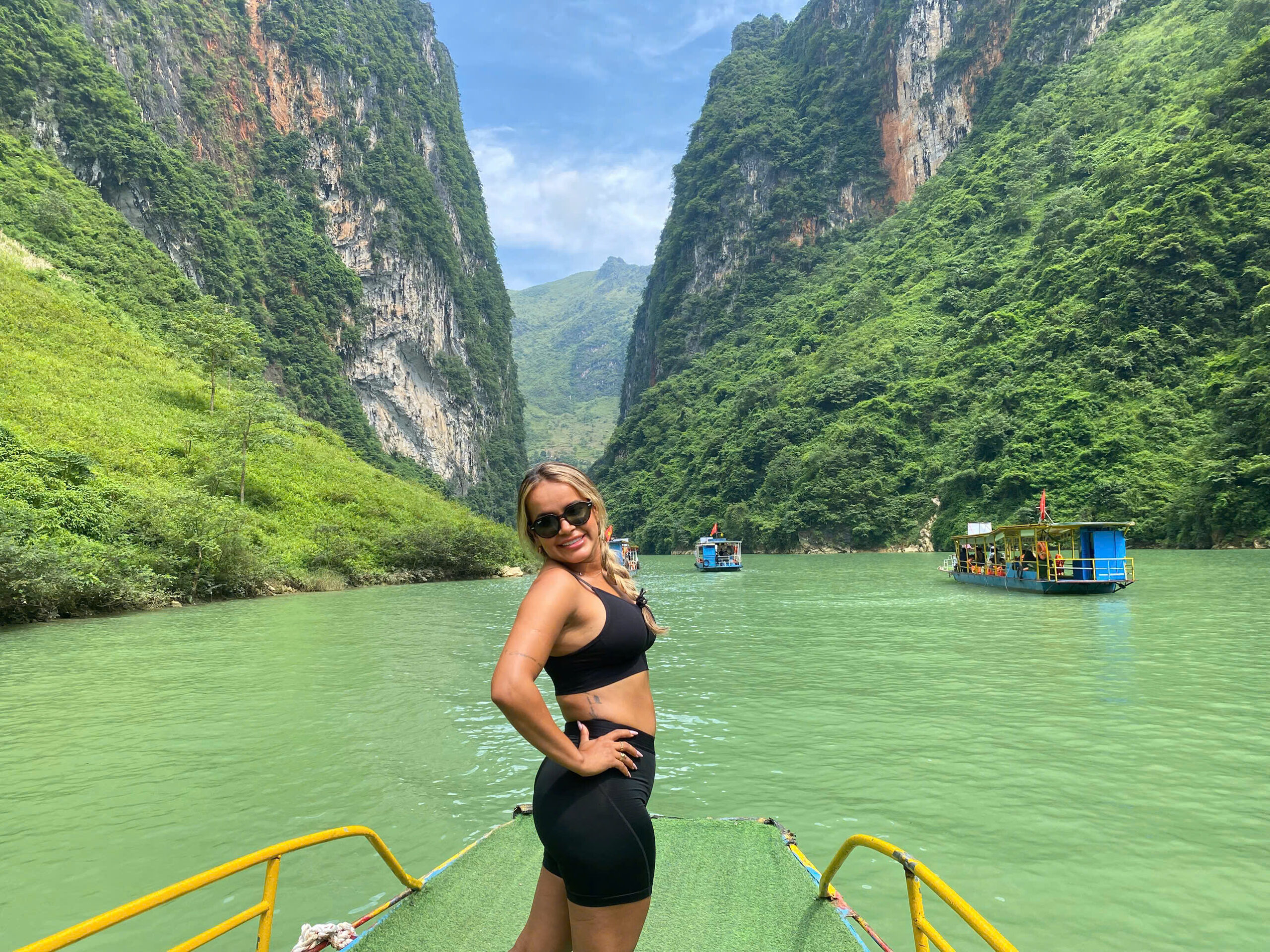 Mã Pì Lèng – Sông Nho Quế, cung đường hùng vĩ với khung cảnh núi non và dòng sông xanh ngắt.