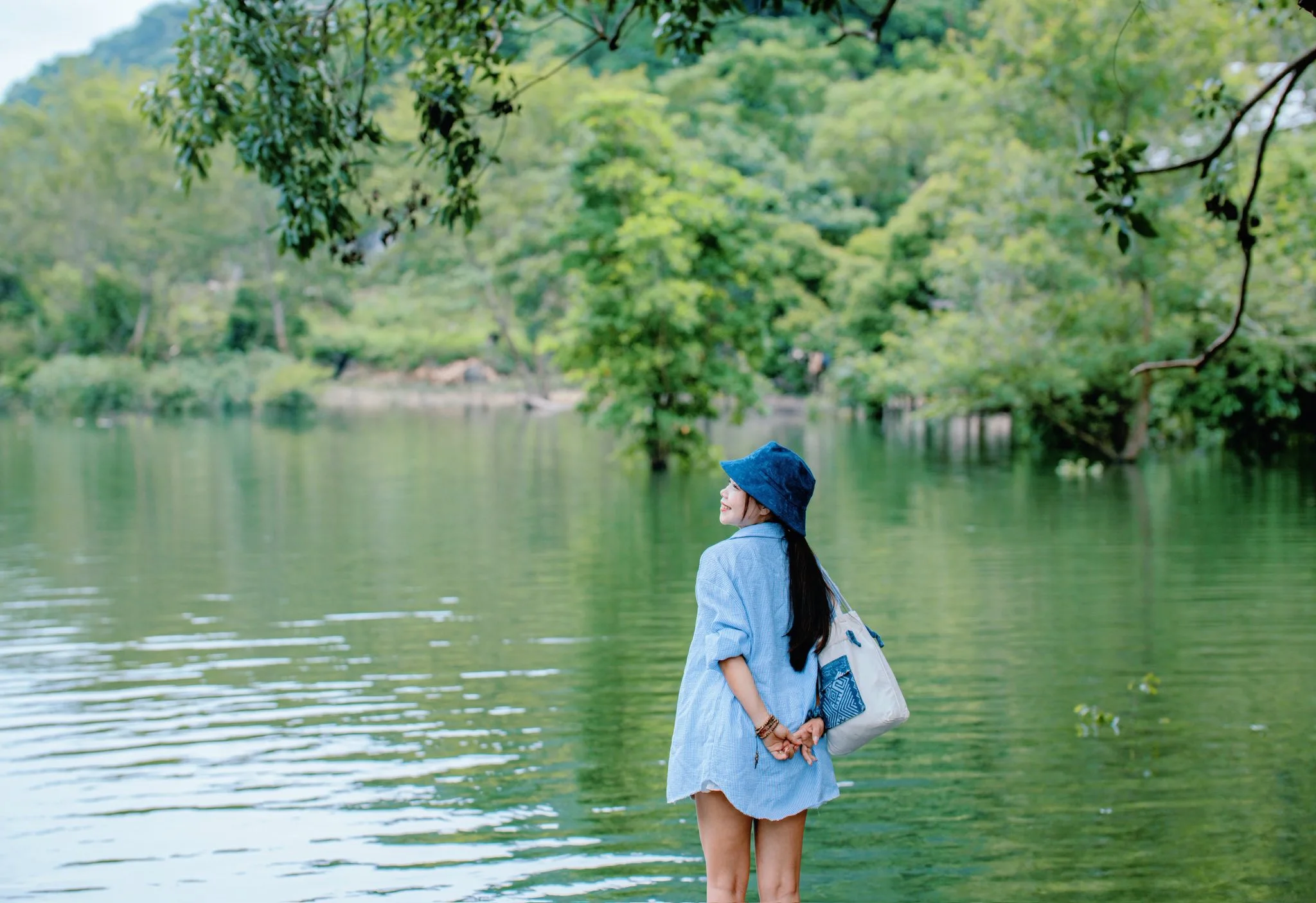 Nằm cách trung tâm thành phố Hà Giang khoảng 20 km về phía Tây Bắc, Hồ Noong được ví như “nàng thơ giữa lòng cao nguyên đá”