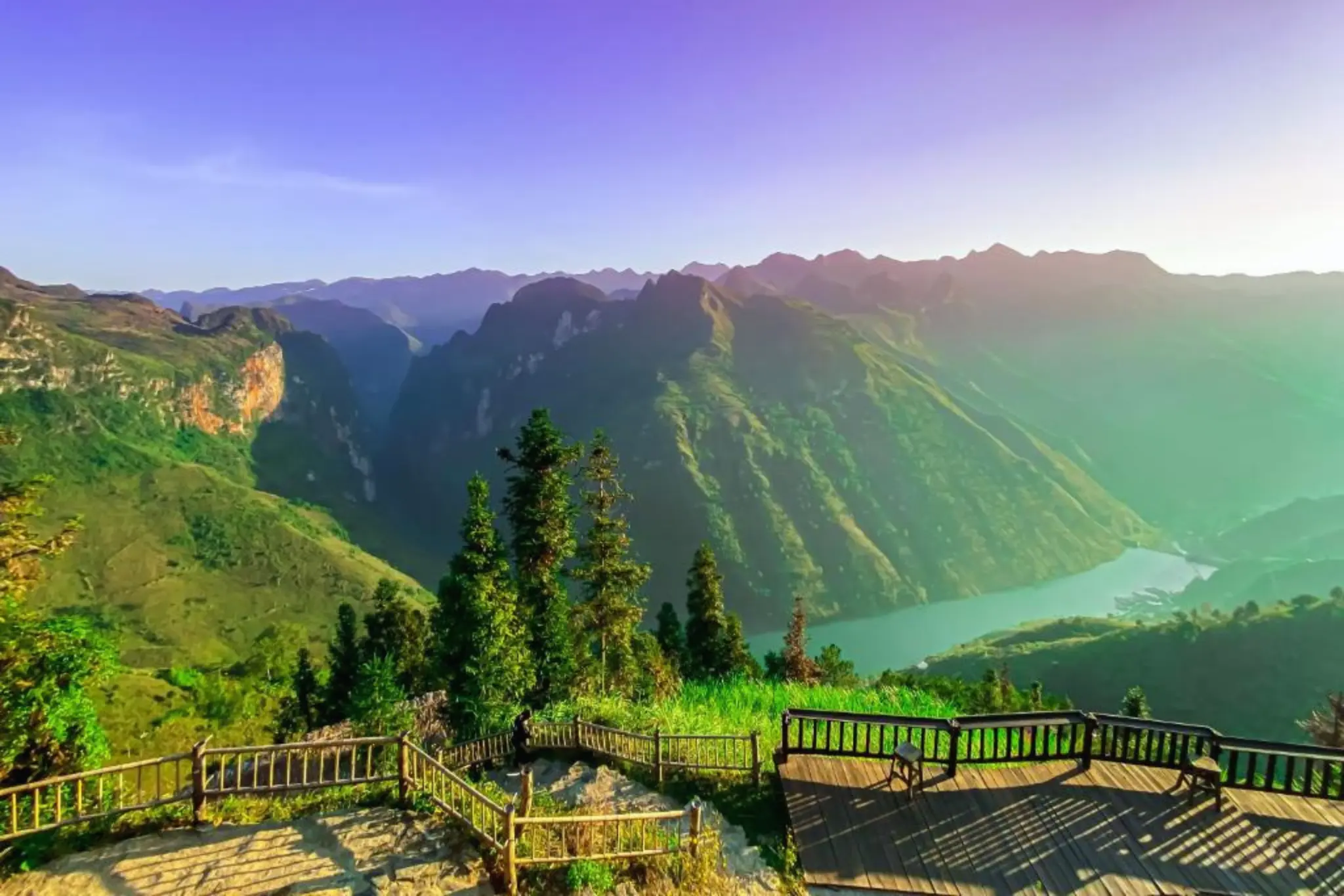Ngắm toàn cảnh từ đèo Mã Pí Lèng