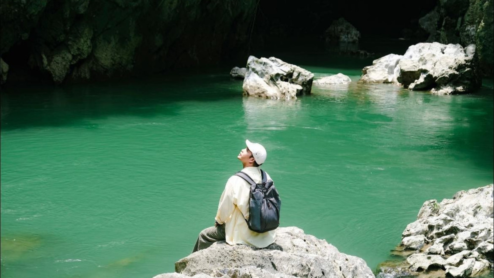 Suối Bản Án những ngày không mưa, nước trong xanh như dải lụa mềm vắt ngang núi rừng
