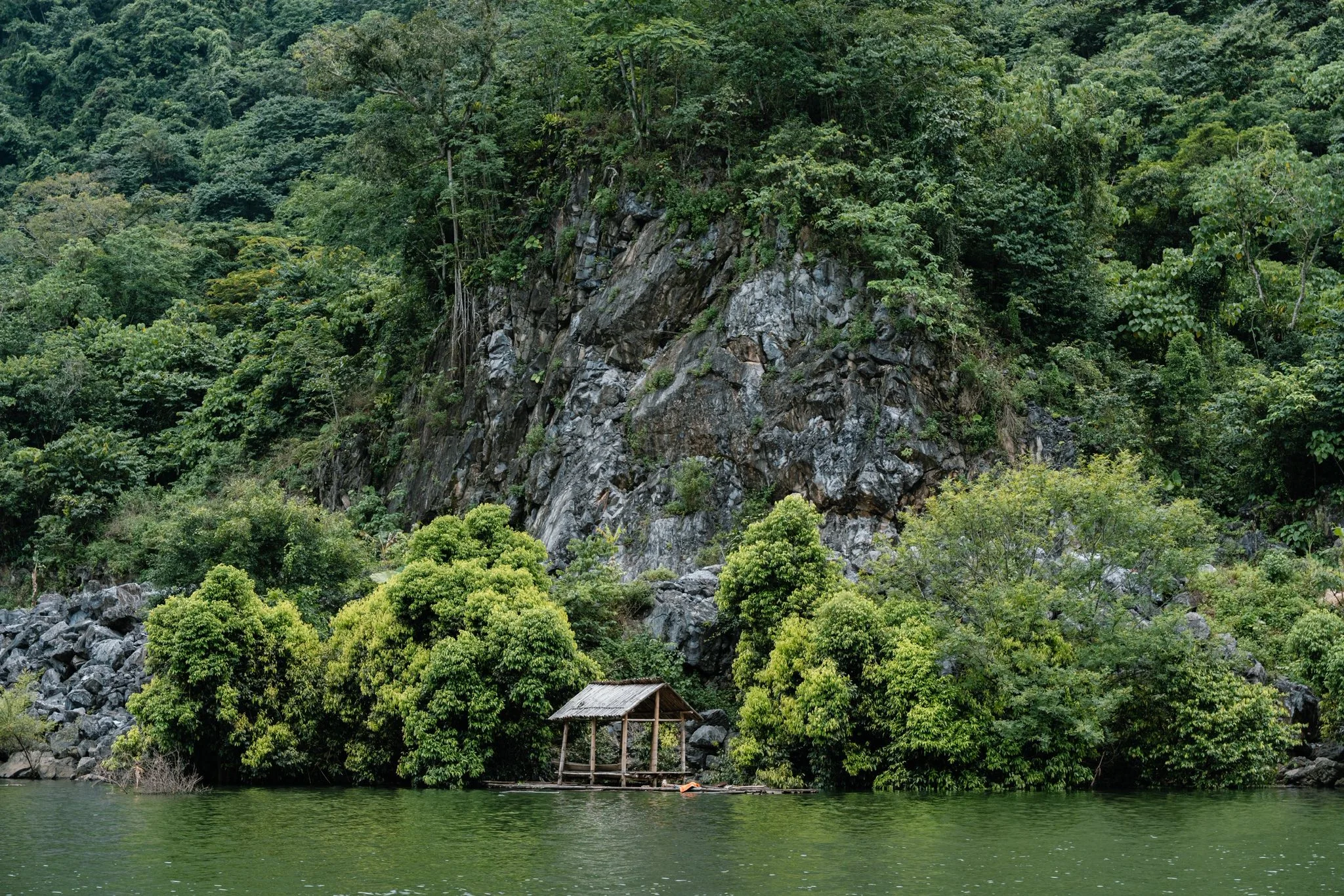 Thời điểm lý tưởng đi Hồ Noong là mùa mưa (tháng 5 – 10) nước hồ dâng cao