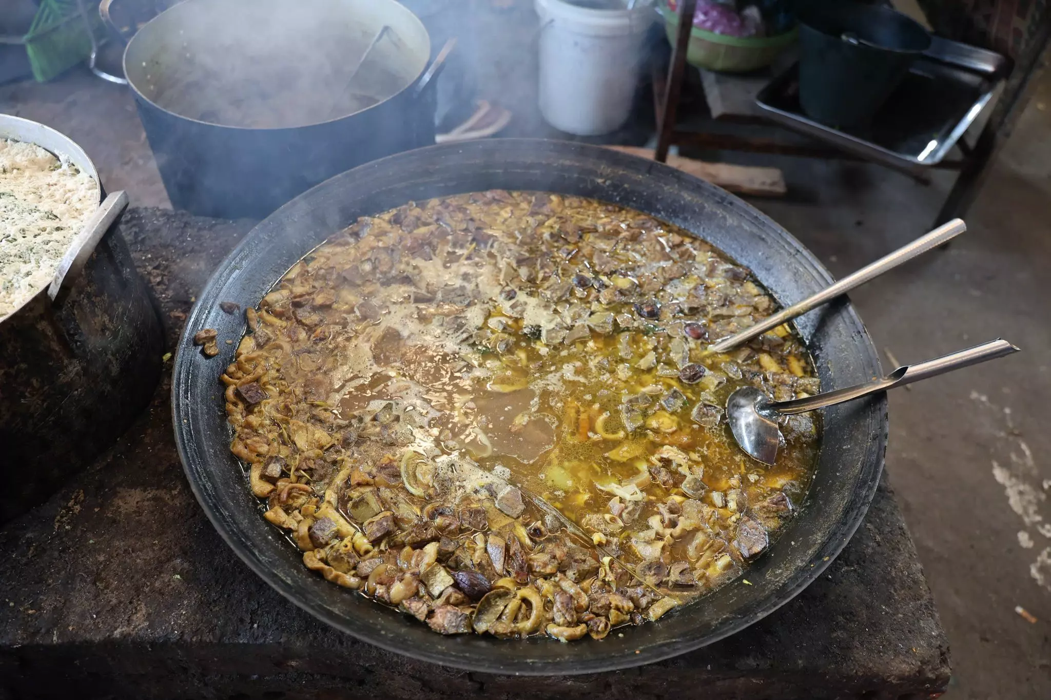 Thắng cố – món ăn truyền thống đặc trưng của đồng bào vùng cao Hà Giang, thường xuất hiện trong các phiên chợ.