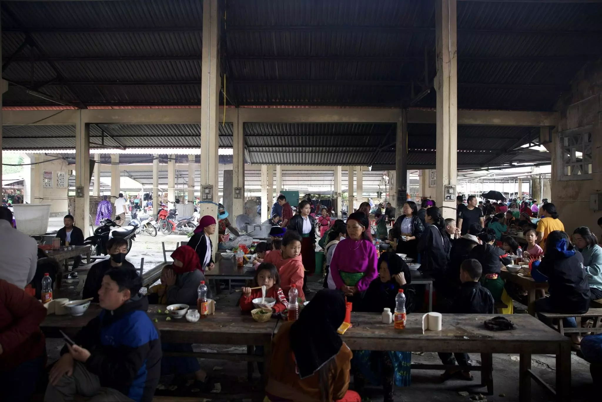 Chợ phiên Phố Cổ Phó Bảng Hà Giang nhộn nhịp với đồng bào dân tộc trong trang phục truyền thống và các gian hàng đặc sản địa phương.