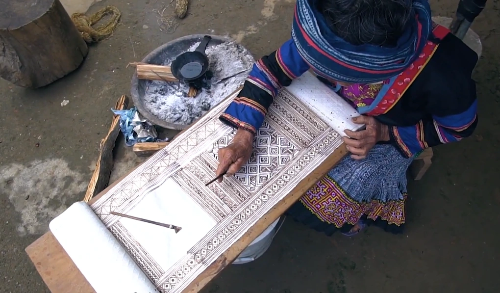 Hoa văn thổ cẩm rực rỡ của làng dệt lanh Lùng Tám