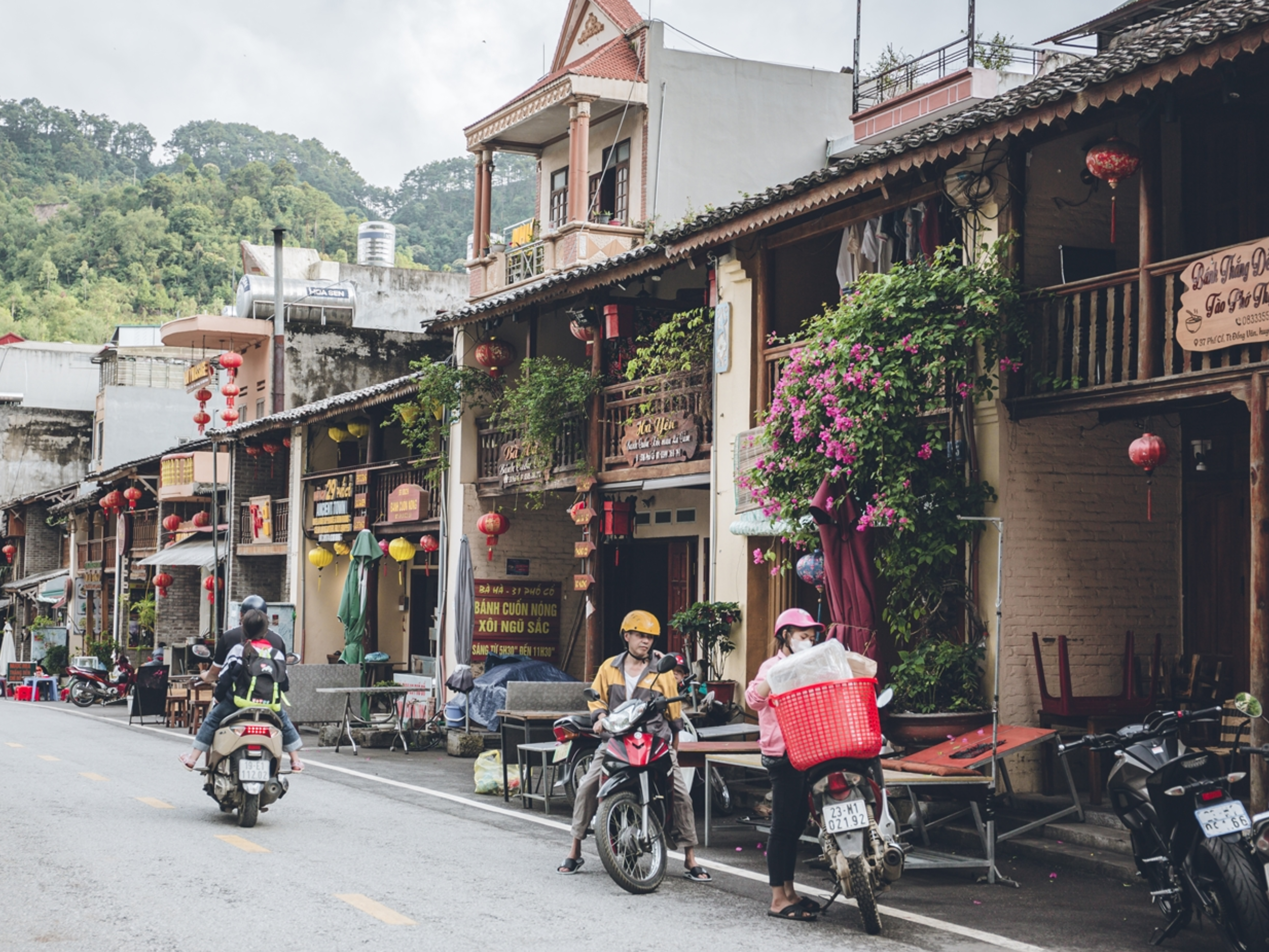 Phố cổ Đồng Văn với các ngôi nhà với kiến trúc cổ kính, mái ngói âm dương sẽ khiến bạn cảm thấy như được quay ngược thời gian