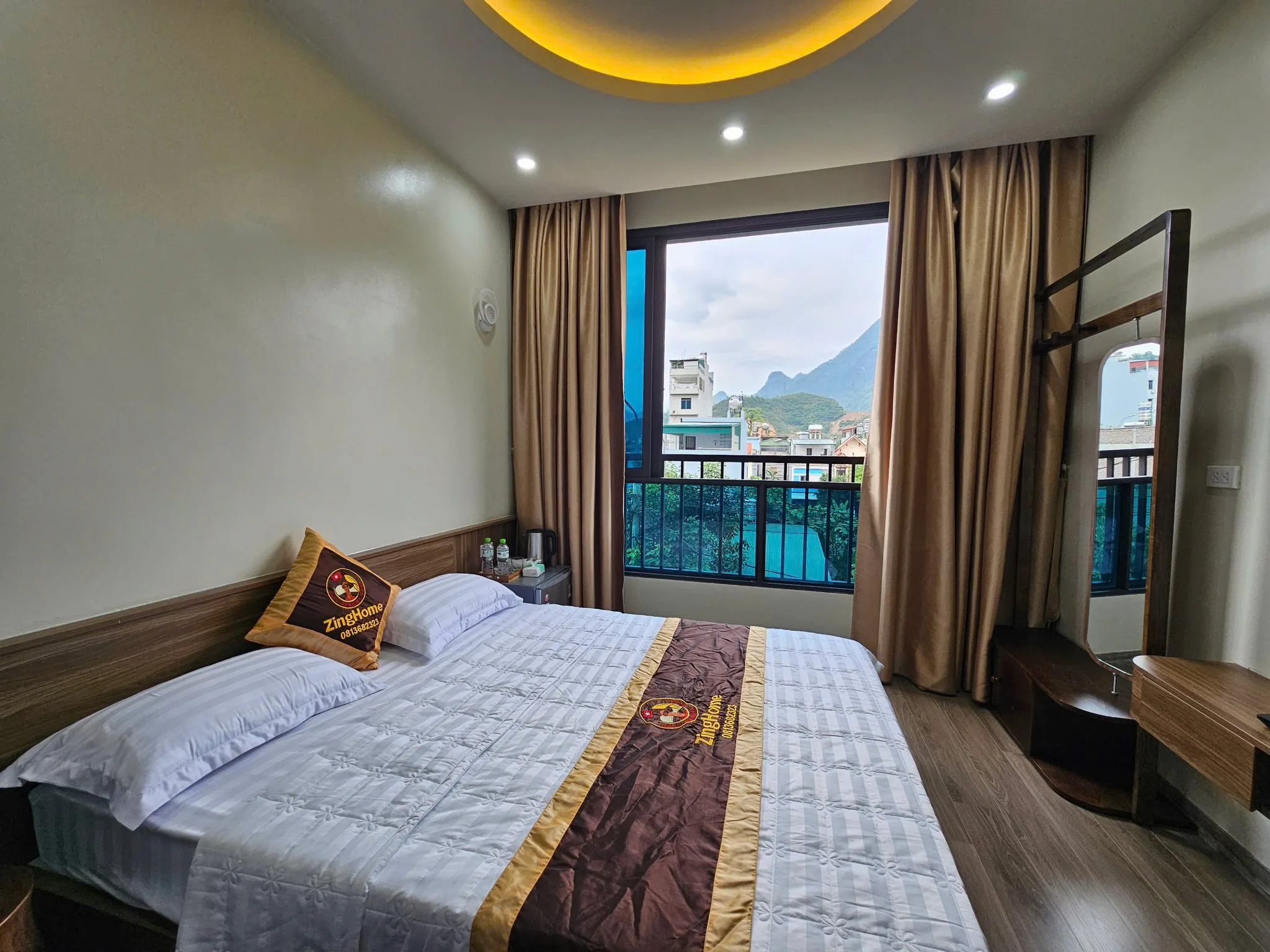 Tháng 11 là mùa cao điểm du lịch, các homestay và khách sạn thường có đông khách, vì vậy bạn nên đặt chỗ ở trước.