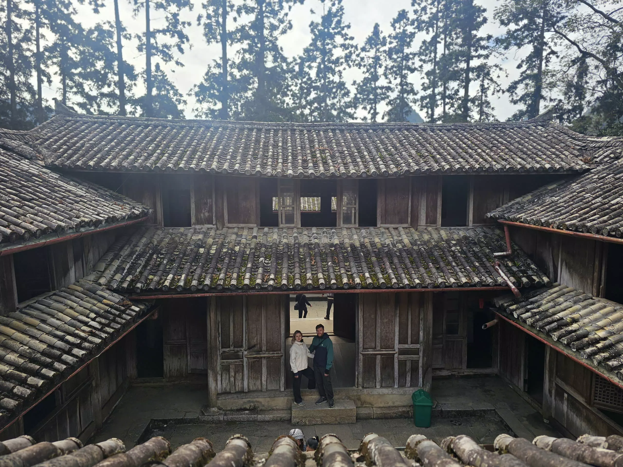 Du khách tham quan, chụp ảnh Dinh thự vua Mèo