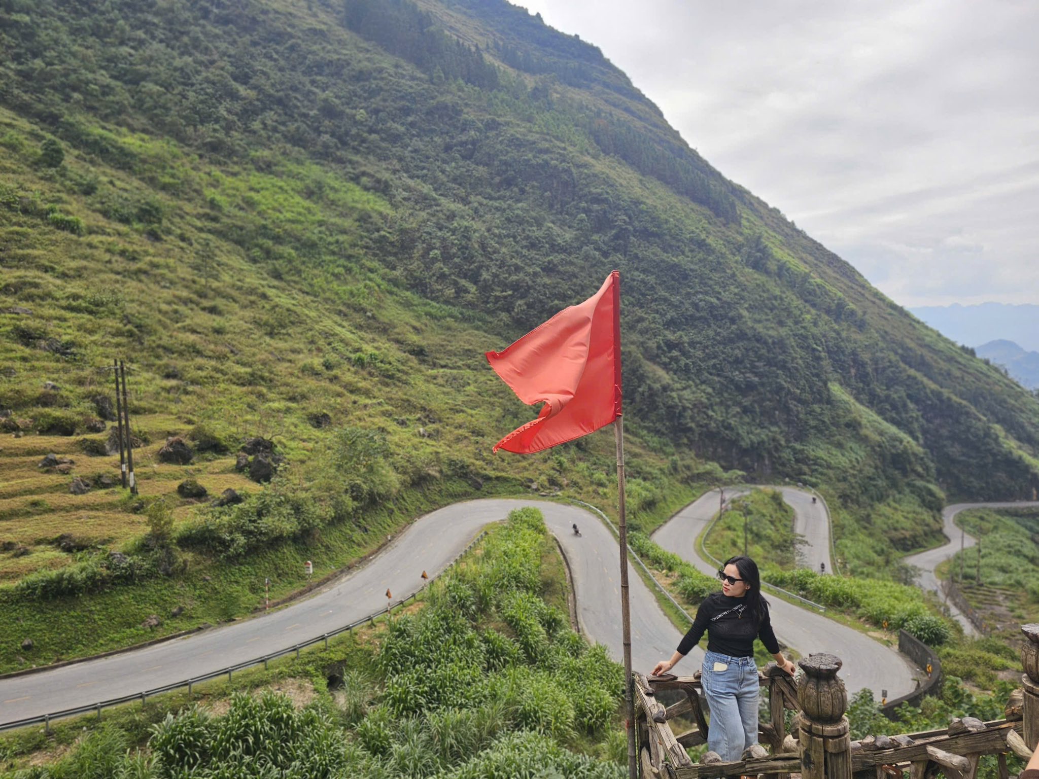 Dốc Thẩm Mã – cung đường uốn lượn hình chữ M đẹp nhất trên tuyến Yên Minh – Đồng Văn, cực hợp để chụp ảnh Hà Giang tháng 12.